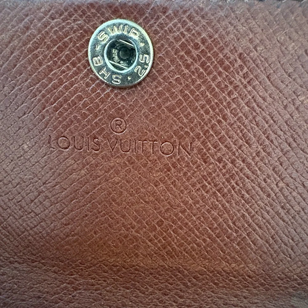 Louis Vuitton Vintage Monogram Four Key Holder - Picture 8 of 11